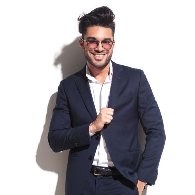 Çekici gülümseyen ve ceketini çekerek