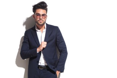 Cebinde bir ele sahip serin iş adamı.