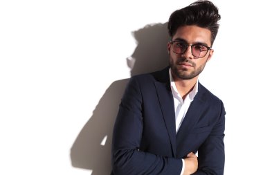 Yakışıklı iş adamı onun el ele geçti