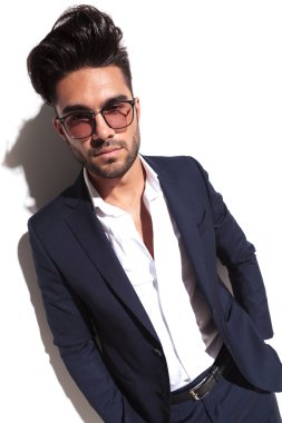 Kamera için poz moda iş adamı 