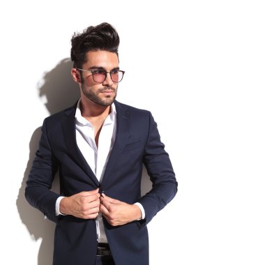 Ceketini unbuttoning yakışıklı iş adamı