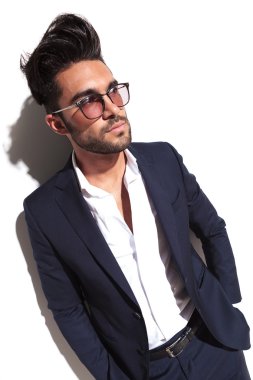 elleri cebinde tutuyor yakışıklı iş adamı