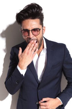 esneme yorgun iş adamı