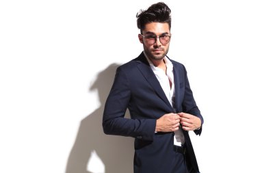  Ceketini kapanış yakışıklı iş adamı 