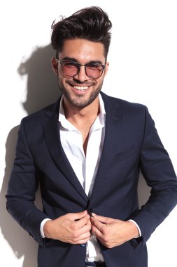 Ceketini unbuttoning yakışıklı iş adamı 