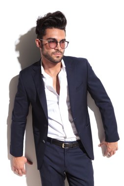 yakışıklı iş adamı uzak kameradan arıyorsunuz 