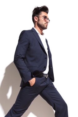 İleri adım genç iş adamı 