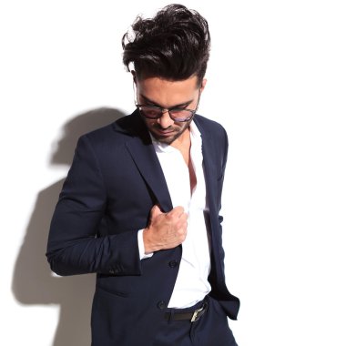 Ceketini kablolarıylaberaber bakıyordu serin iş adamı