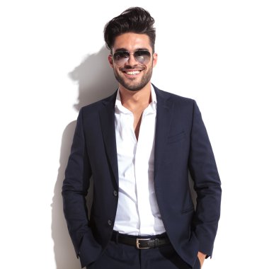 Cebinde onun elele gülümseyen iş adamı 