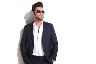 Elleri cebinde tutan serin iş adamı