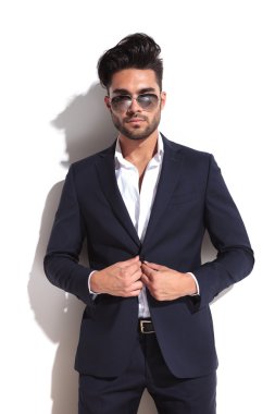 Çekici adam unbuttoing onun ceket 