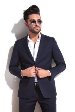 Ceketini kapanış yakışıklı iş adamı