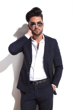 Cebinde bir ele sahip serin iş adamı