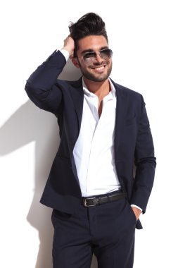 Saçları sabitleme yakışıklı iş adamı 