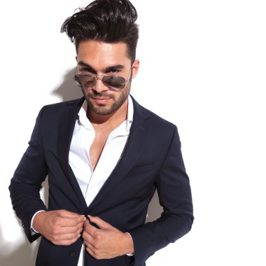 Ceketini kapanış yakışıklı iş adamı 