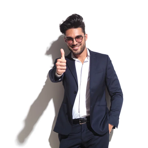 Handsome business man showing thumbs up — Stock Photo, Image