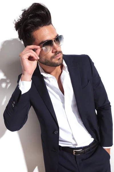 Handsome business man putting on his sunglasses — Stock Photo, Image