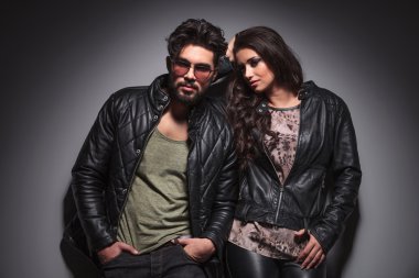 Moda adam gri bir duvara yaslanmış 