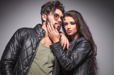 kadın onu boyfrined yanına çekerek