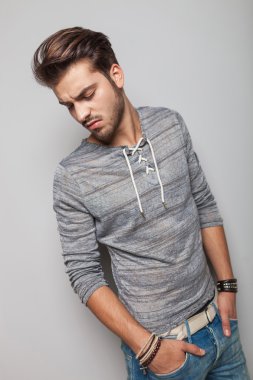 moda adam cebinde onun elele