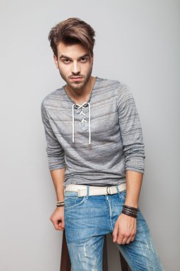 Bir tabureye eğilerek moda adam