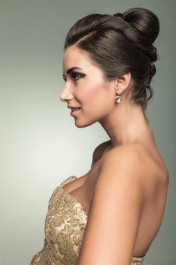 Altın elbiseli gülümseyen bir zarif kadın tarafında