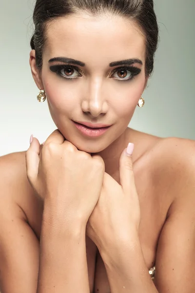 Elegante mujer de moda en vestido dorado — Foto de Stock