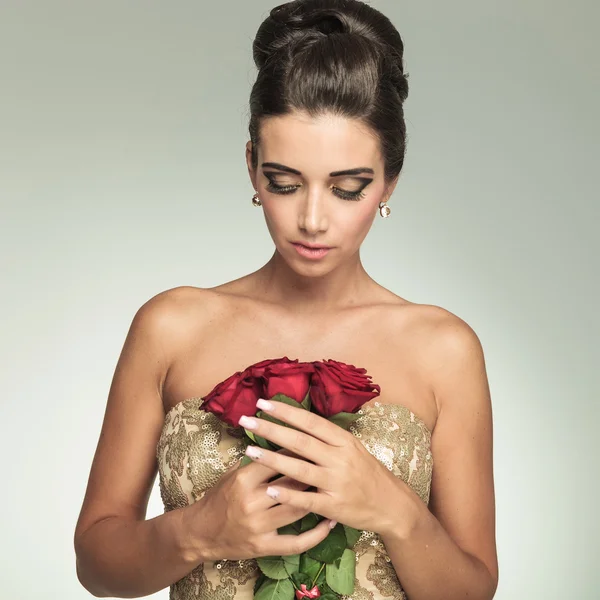 Elegante mujer de moda en vestido dorado — Foto de Stock