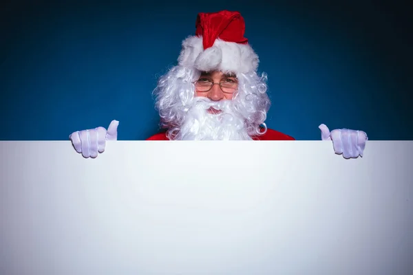 Santa Claus houden een leeg bord — Stockfoto