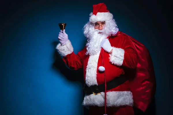 Санта Клаус держит свою сумку на плече — стоковое фото