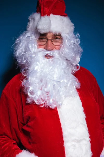 Porträtt av Santa Claus tittar på kameran — Stockfoto