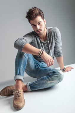 moda adam kameraya bakarken rahatlatıcı.