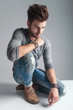 adam yerde rahatlarken aşağı bakıyor