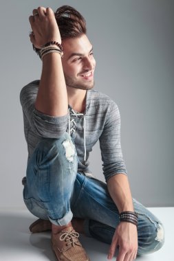 Gülümseyen ve uzak seyir yakışıklı moda adam