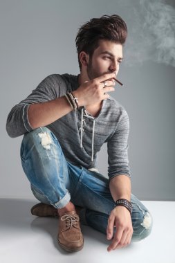 Genç Moda rahatlatıcı adam yerde
