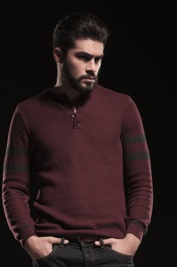 Genç casual adam cebinde onun elele 