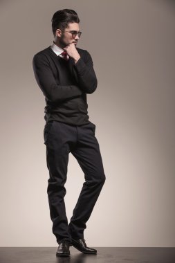 Tam boy resmi düşünme bir yakışıklı iş adamı.