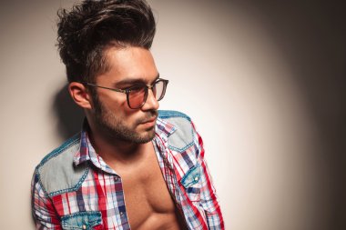  yakışıklı genç adam uzakta kameradan arıyorsunuz.