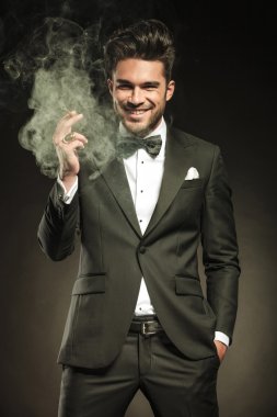 Sigara İçilmeyen elinde tutan mutlu iş adamı.