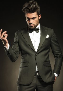 Parmaklarını yapışması ise kameraya bakarak iş adamı