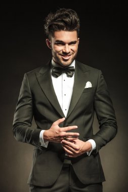 Kameraya gülümseyen mutlu zarif iş adamı