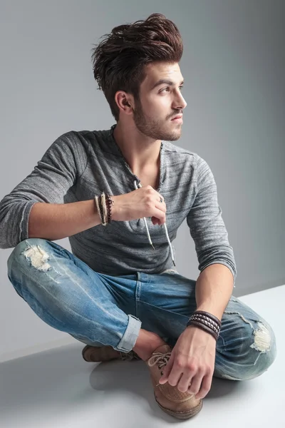 Cool fashion young man sitting on the floor — Stock Photo, Image