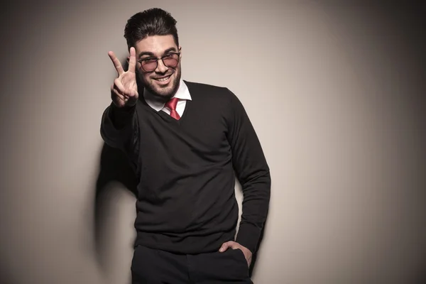 Happy business man showing the victory sign — Stock Photo, Image