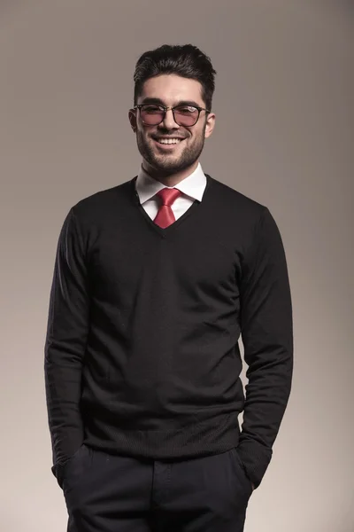 Homem de negócios feliz sorrindo para a câmera — Fotografia de Stock