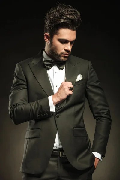 Handsome business man fixing his tuxedo — Stock Photo, Image