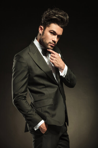 элегантный бизнесмен чинит бороду
