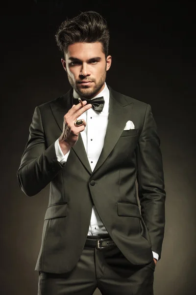 Elegante uomo d'affari che tiene una sigaretta in mano destra — Foto Stock