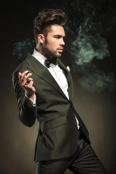 Business man holding a cigarette in his hand — Stock Photo, Image