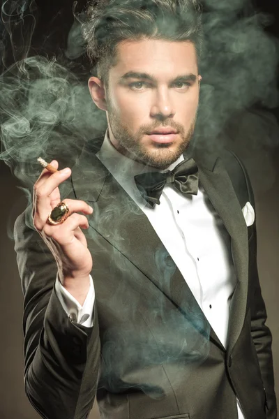 Nahaufnahme Bild eines Geschäftsmannes, der Rauch pustet — Stockfoto