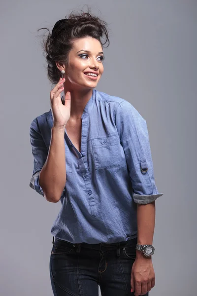 Feliz joven mujer de la moda mostrando sus pendientes . —  Fotos de Stock